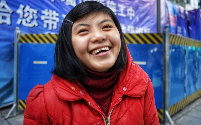 残疾女孩渴望自力更生,却无奈寒冬腊月街头拾荒