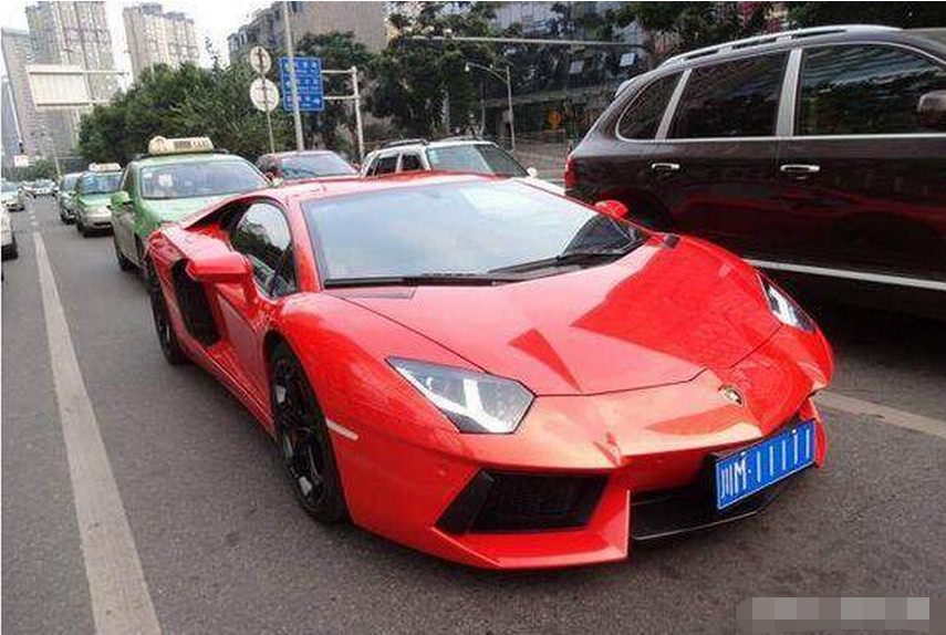 四川富豪开800万兰博基尼炸街,没想到被车牌抢了风头