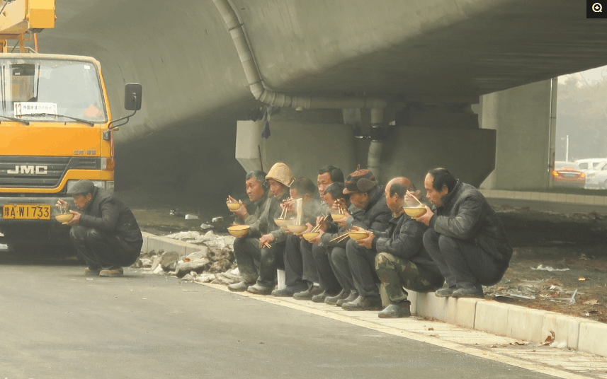 农民工蹲地吃饭, 碗里看不见肉, 只求能吃饱, 哪一张更让人辛酸?