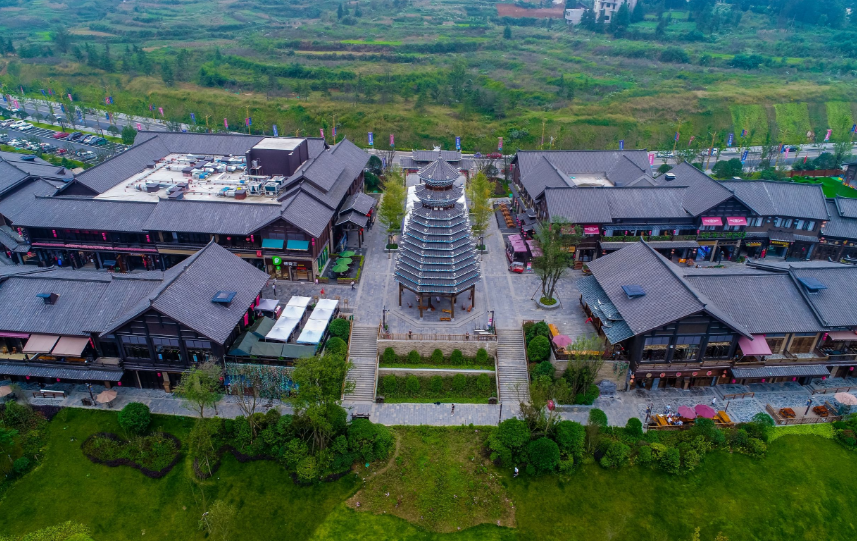 图中的丹寨万达小镇位于黔东南州丹寨县东湖湖畔,小镇傍山临水而建