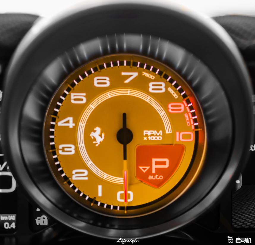仪表的造型跟法拉利这两年的设计大相径庭,黄色的转速表,红色指针区域