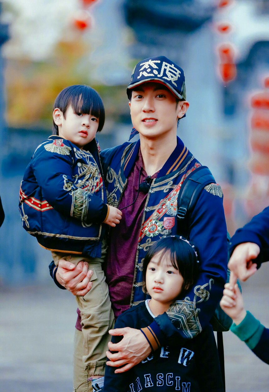 吴尊晒neinei和max婴儿时照片,姐弟俩太像!你能分辨出他们吗?