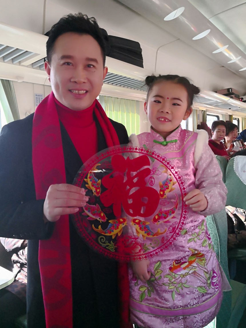 黄山百灵薛玲受邀参加军旅歌唱家金波"快闪" 红旗列车慰问活动