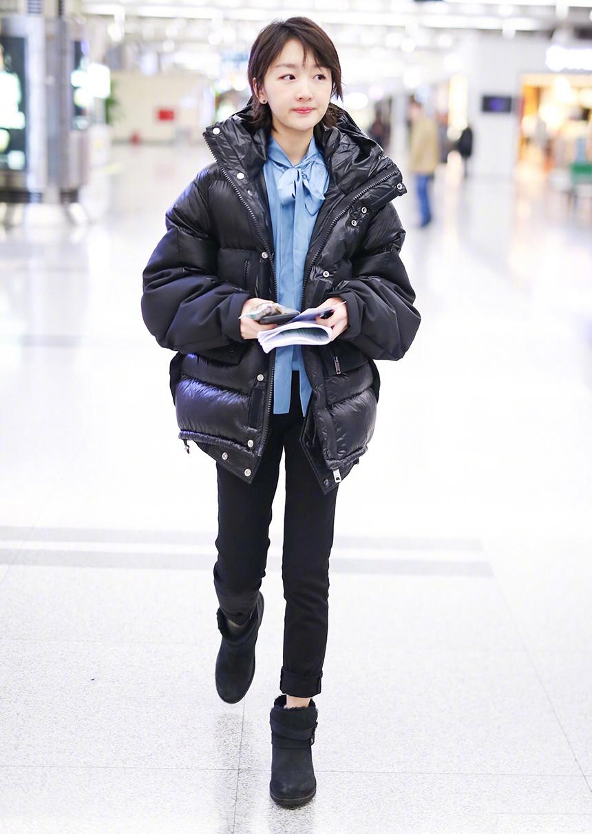 周冬雨的机场照就相对低调,这次选择了暗色系的服饰,以免过于张扬.