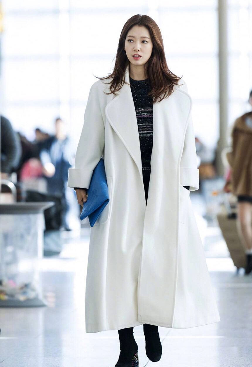 同是白色大衣,女神朴信惠已够美了,没想到刘雯和宋茜却更高级