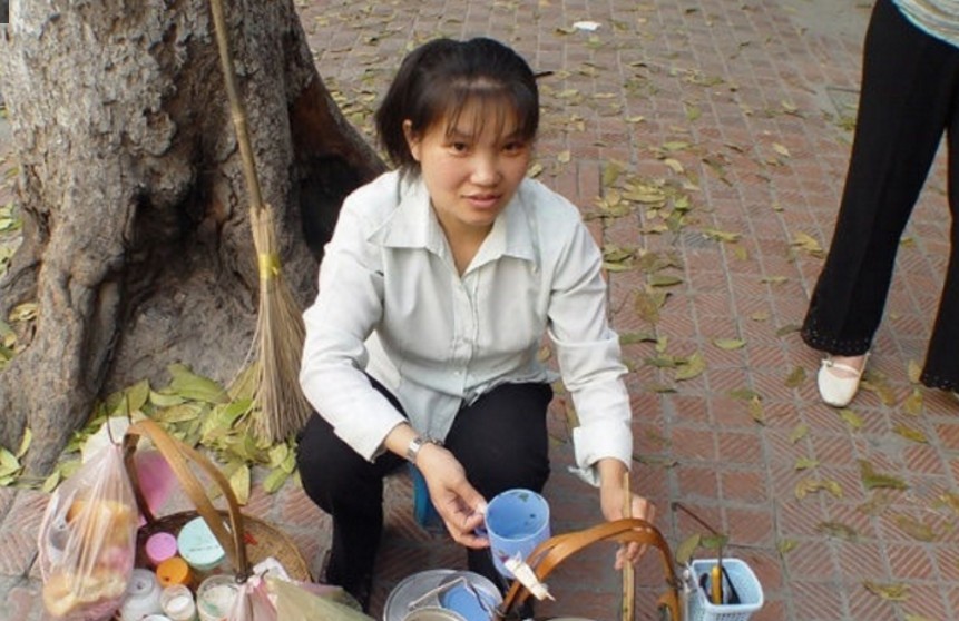 当地农村妇女也会趁着农闲到外面摆摊卖水果坐在一起休息的农村人更多