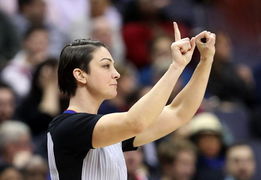 曾被小托马斯袭胸的nba最美女裁判霍尔特普如今换了个发型