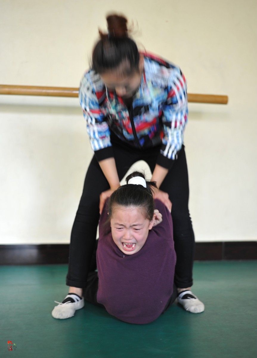 周末学舞蹈的孩子练基本功常疼得大叫