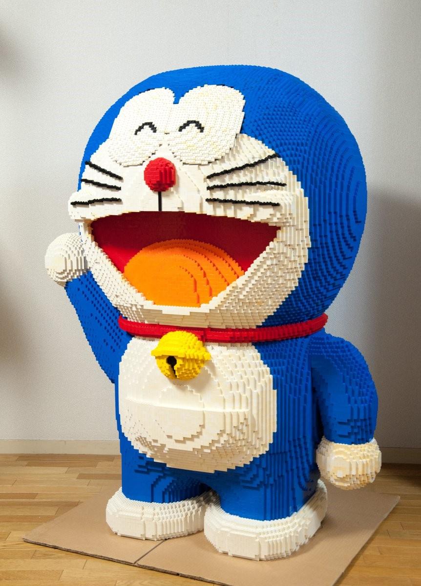 网友用乐高积木搭建出巨大哆啦a梦细节还原度惊人