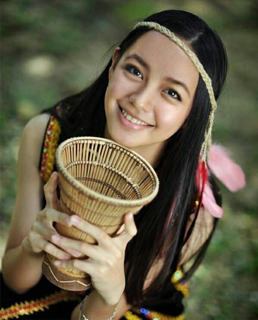 16岁少女撞脸中国女星,网友:简直是杨颖和热巴的结合体