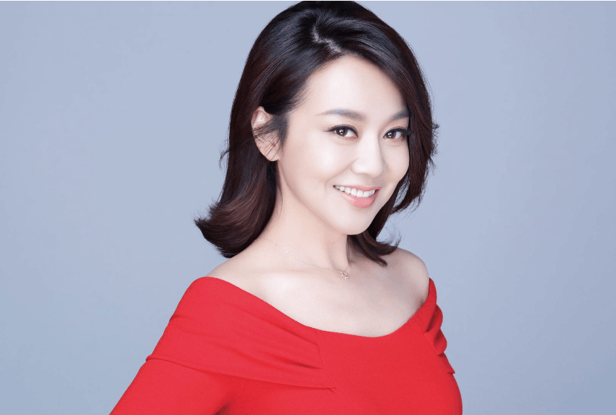 她的笑透着陕西女人的豪爽, 视赵本山为长辈, 如今美貌的实力派