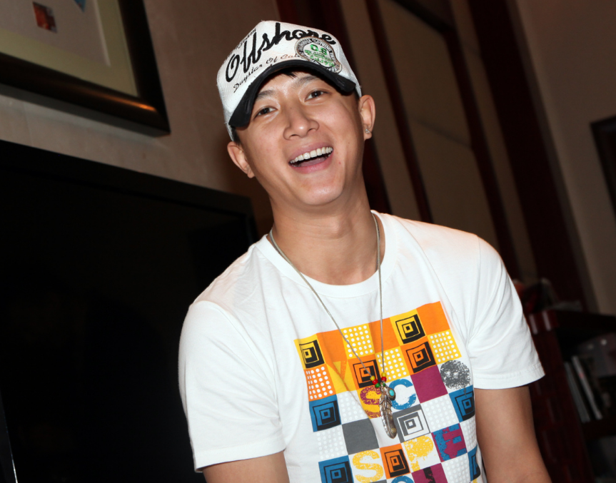 韩庚卢靖姗机场放闪,亲密挽手,粉丝:庚宝恋爱后笑容都变了!