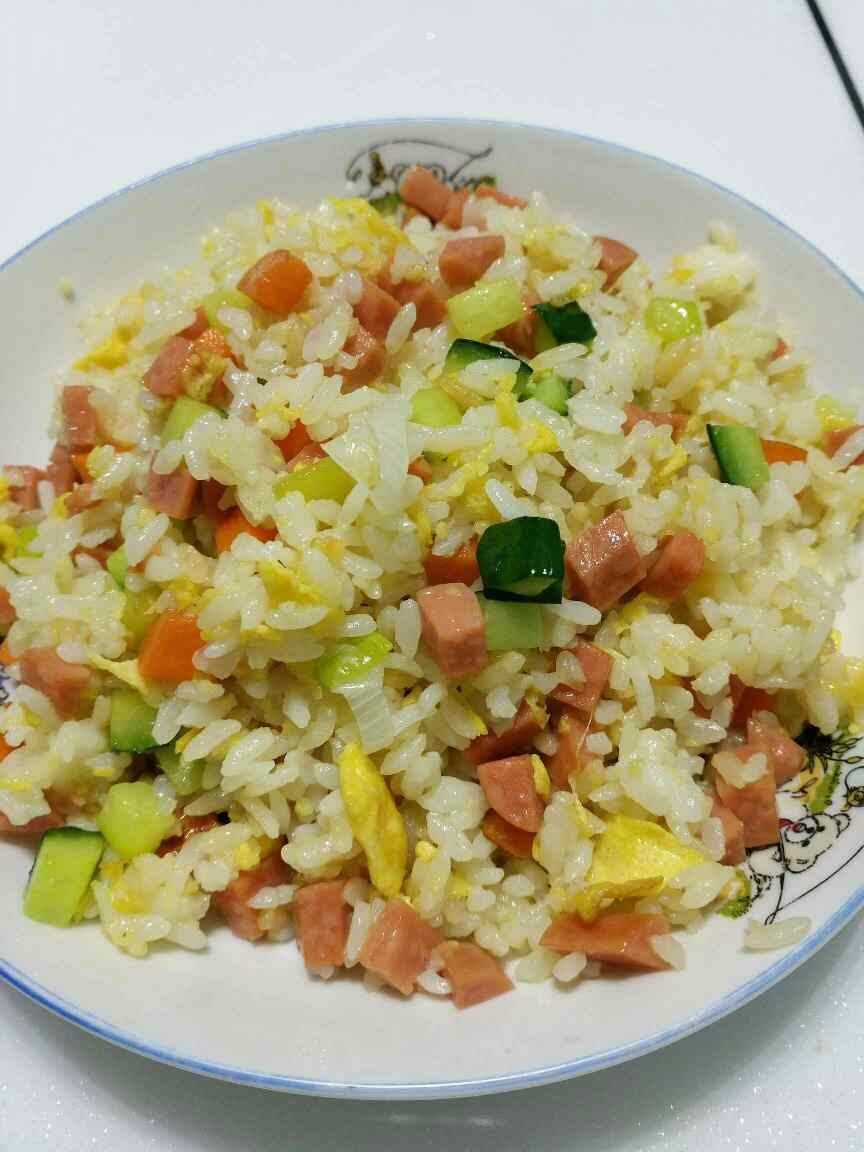 又到中午放饭时,让美食诱惑你的味蕾吧,想吃一口吗?