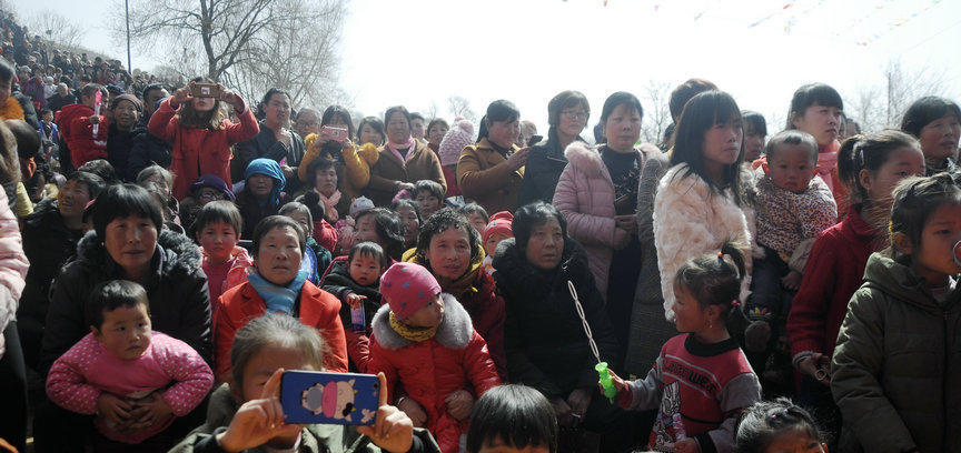 甘肃这个村庄的村民自办春晚惹万人围观!