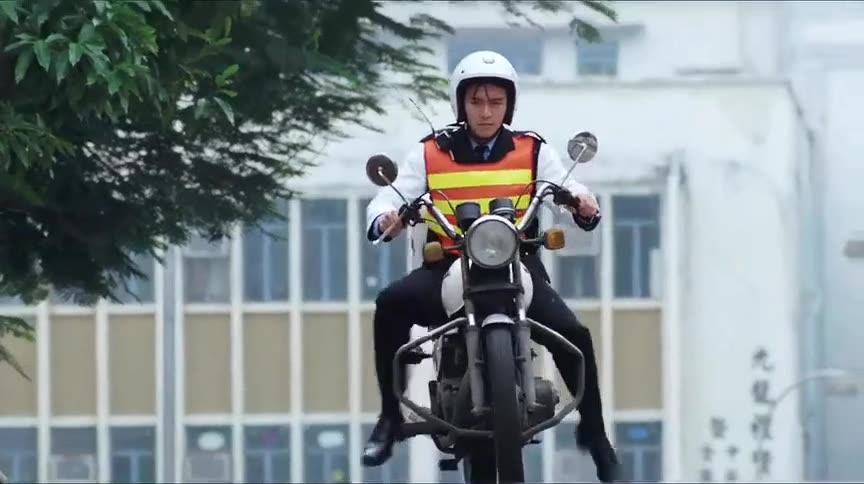 每次看到《逃学威龙2》里周星驰被调到交.