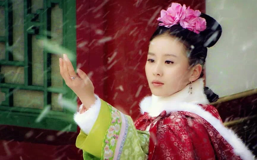 小编也一直觉得马尔泰若曦是刘诗诗最美的古装造型,清朝服装,旗头配