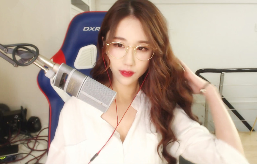 轩子巨2兔虎牙首秀尬舞起飞!网友:放开那只猫,有本事冲我来!