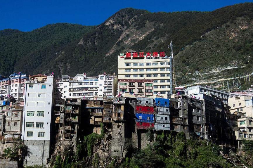 南界凉山州木里县,西南靠理塘县,北连道孚县,新龙县,雅江县曾是雅