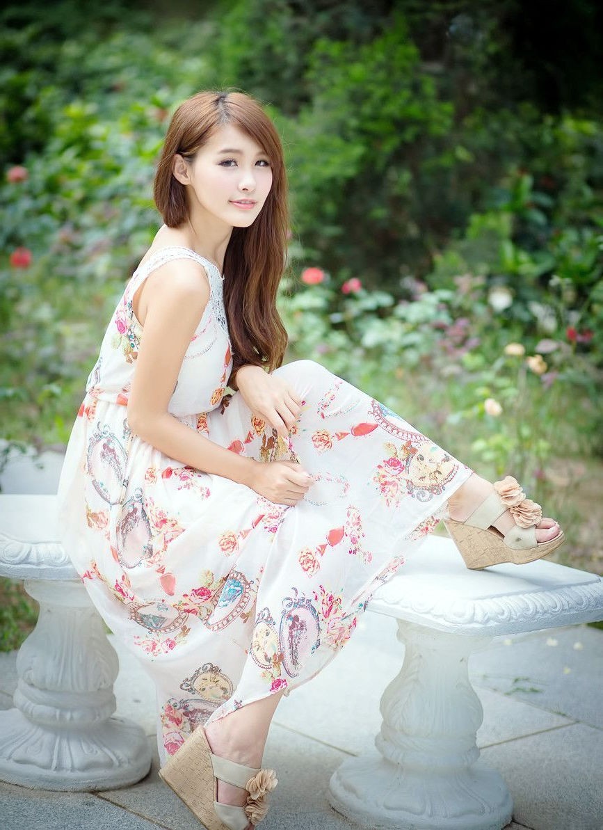 一个青春素雅而靓丽的长发裙装美女