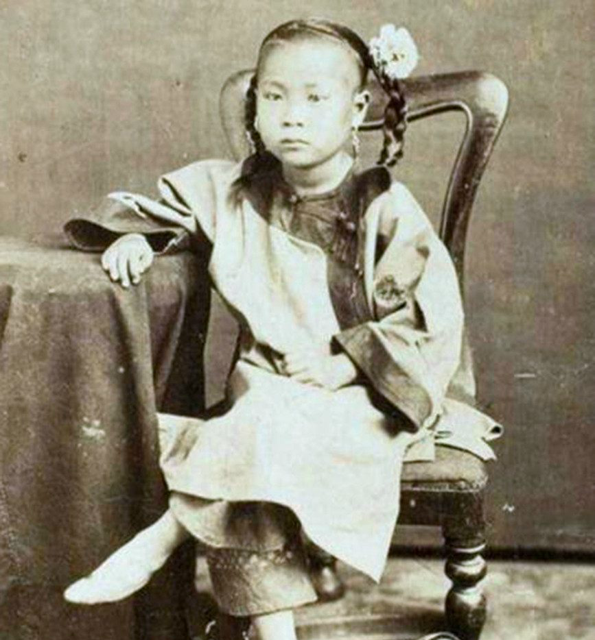 晚清三寸金莲的妇女以小脚为美从小裹足痛苦伴随一生