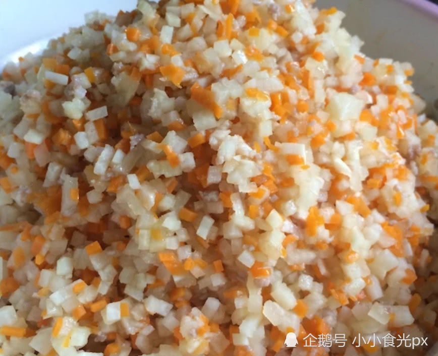 猪肉炒散后倒入胡萝卜丁翻炒一会再倒入沙葛丁一起翻炒,此时放点水后