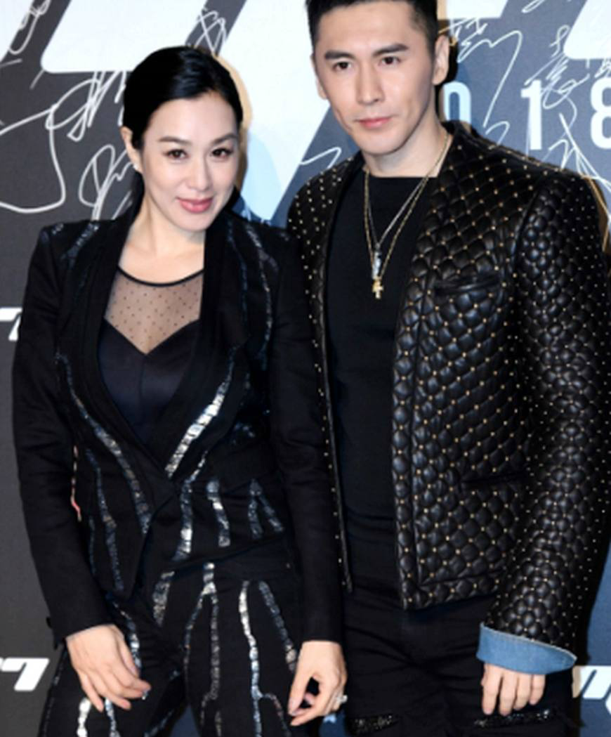 钟丽缇与老公张伦硕同框出席活动,网友直呼:做多腿都合不拢