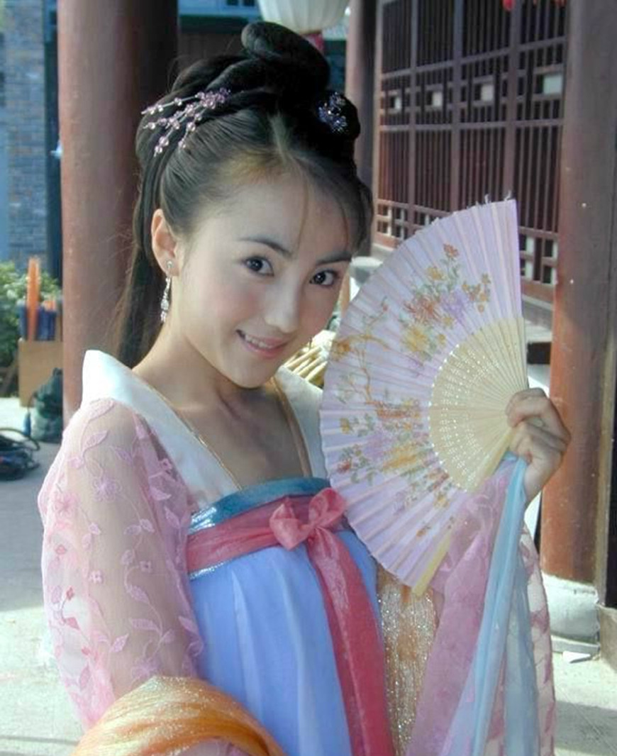 古装剧中女子手拿扇子,个个美翻,最后一个你若认识,我服你