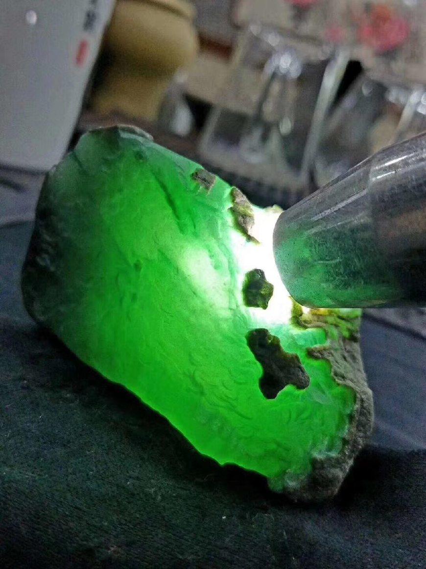 赌石早市6000淘的翡翠原石切开竟是冰玻飘雪花嘴都笑歪了