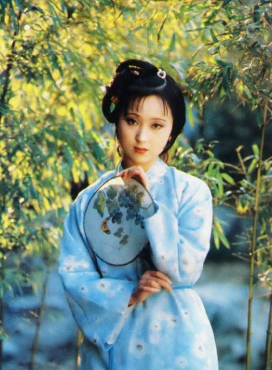 古装剧中女子手拿扇子,个个美翻,最后一个你若认识,我服你