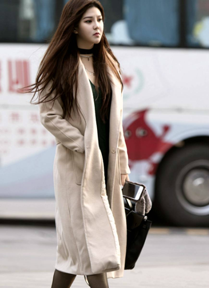 街拍:重庆街头大长腿美女,皮肤白皙长款风衣,很是诱惑人啊