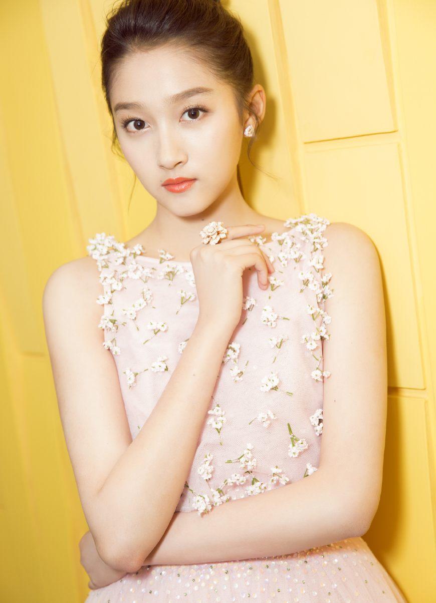 关晓彤素颜健身,身穿黑色吊带衣,身材优美,十分有形?