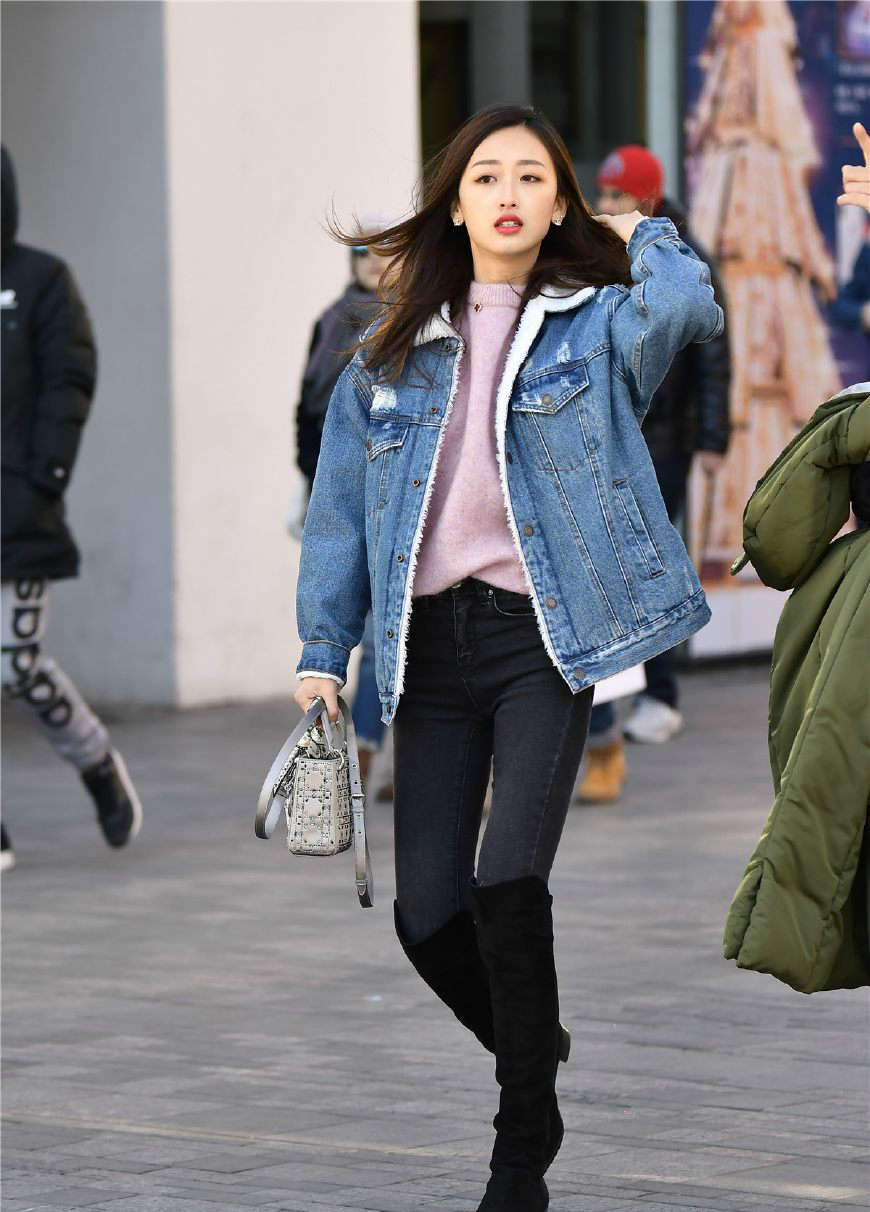 街拍时尚的姑娘让这个冬天不单调