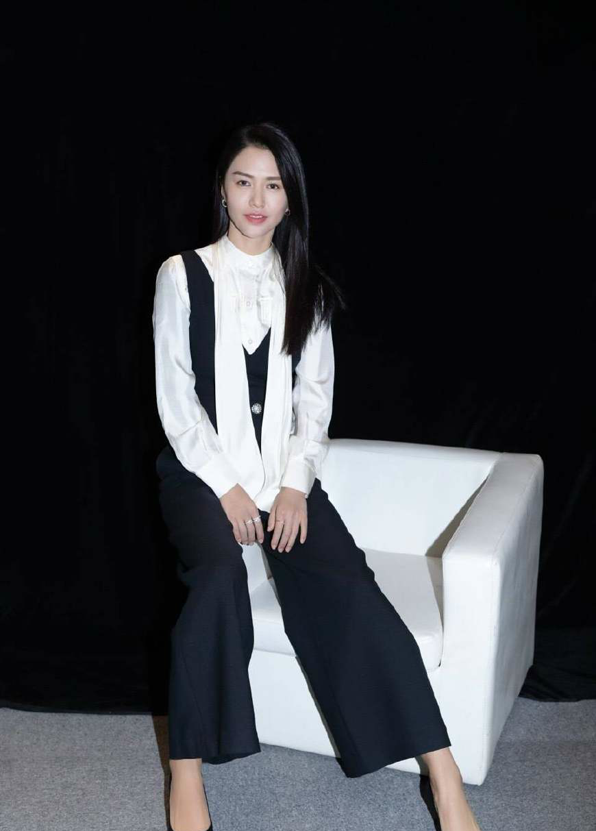 谭维维依旧黑白穿搭,难掩女神风范_新浪看点
