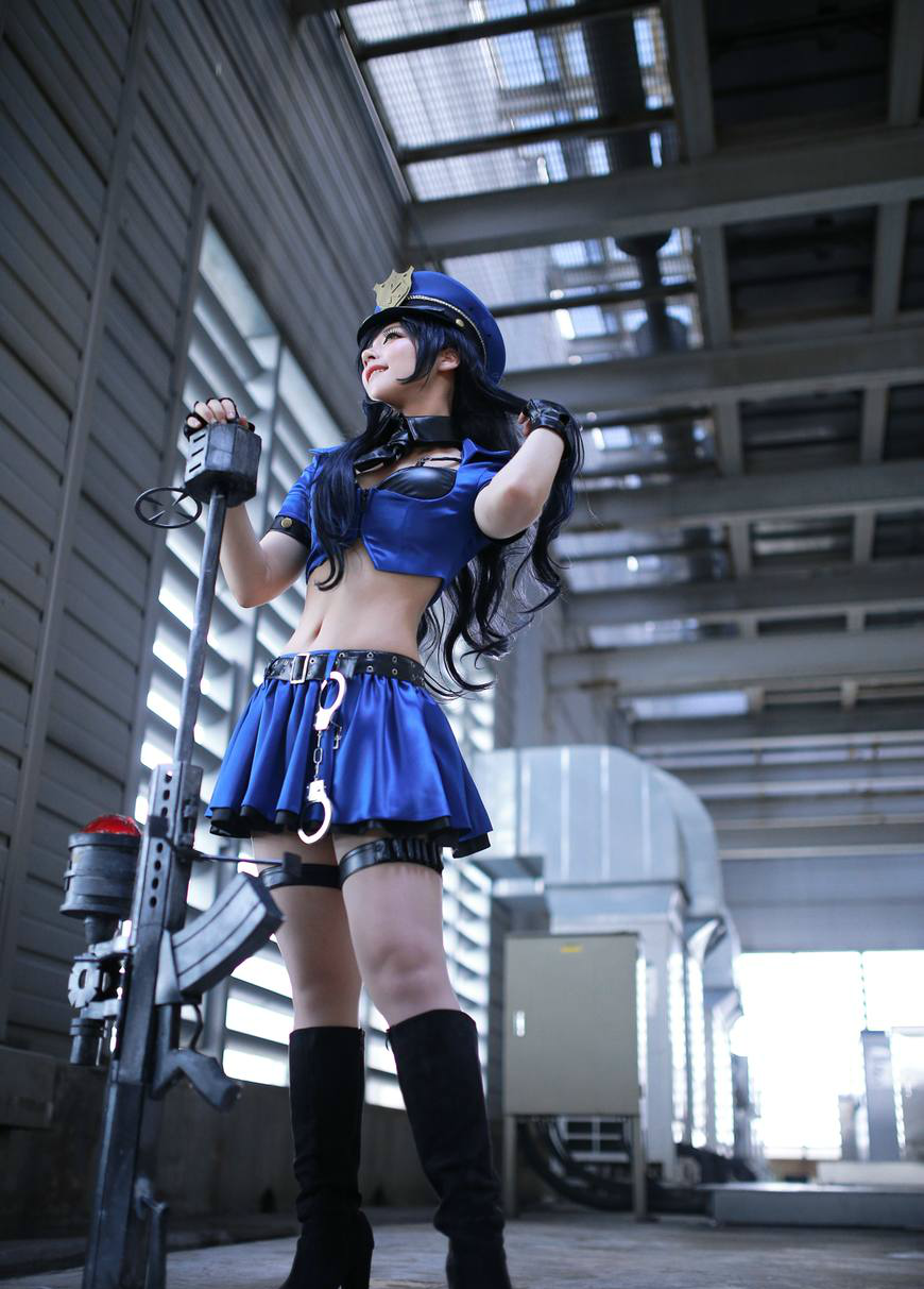 lol凯特琳精美cos这么胸的女警你能逃过她的追捕吗