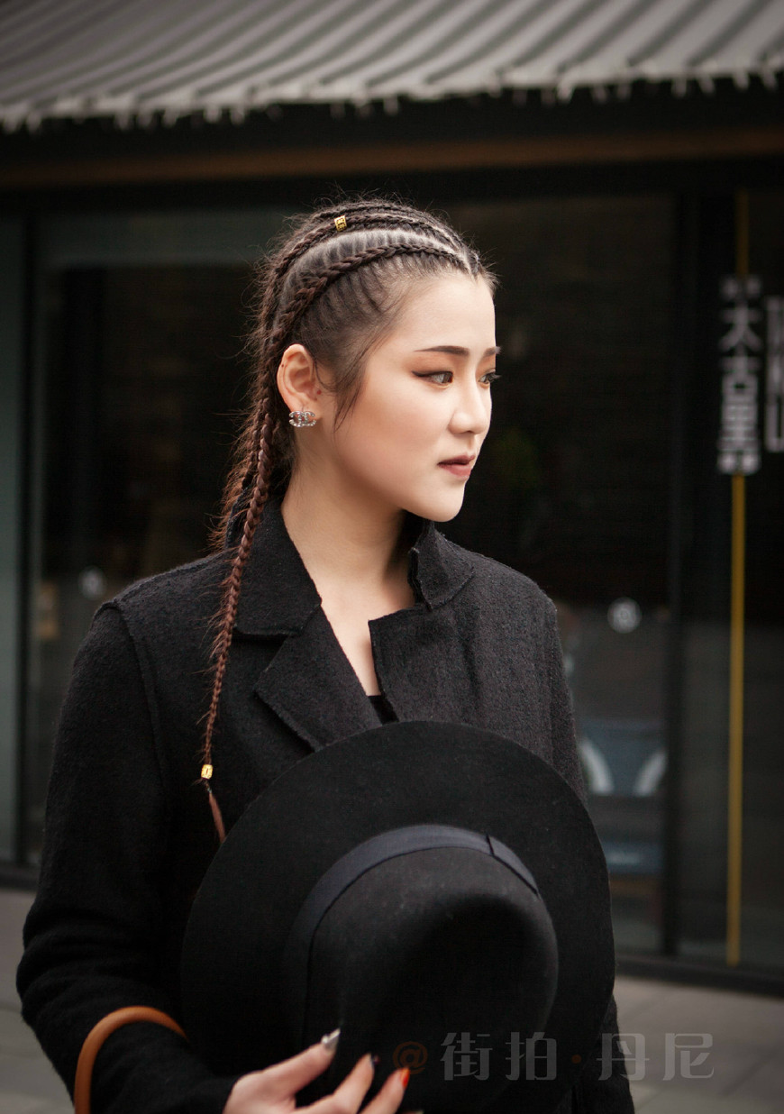 手拿帽子的姿势非常美.