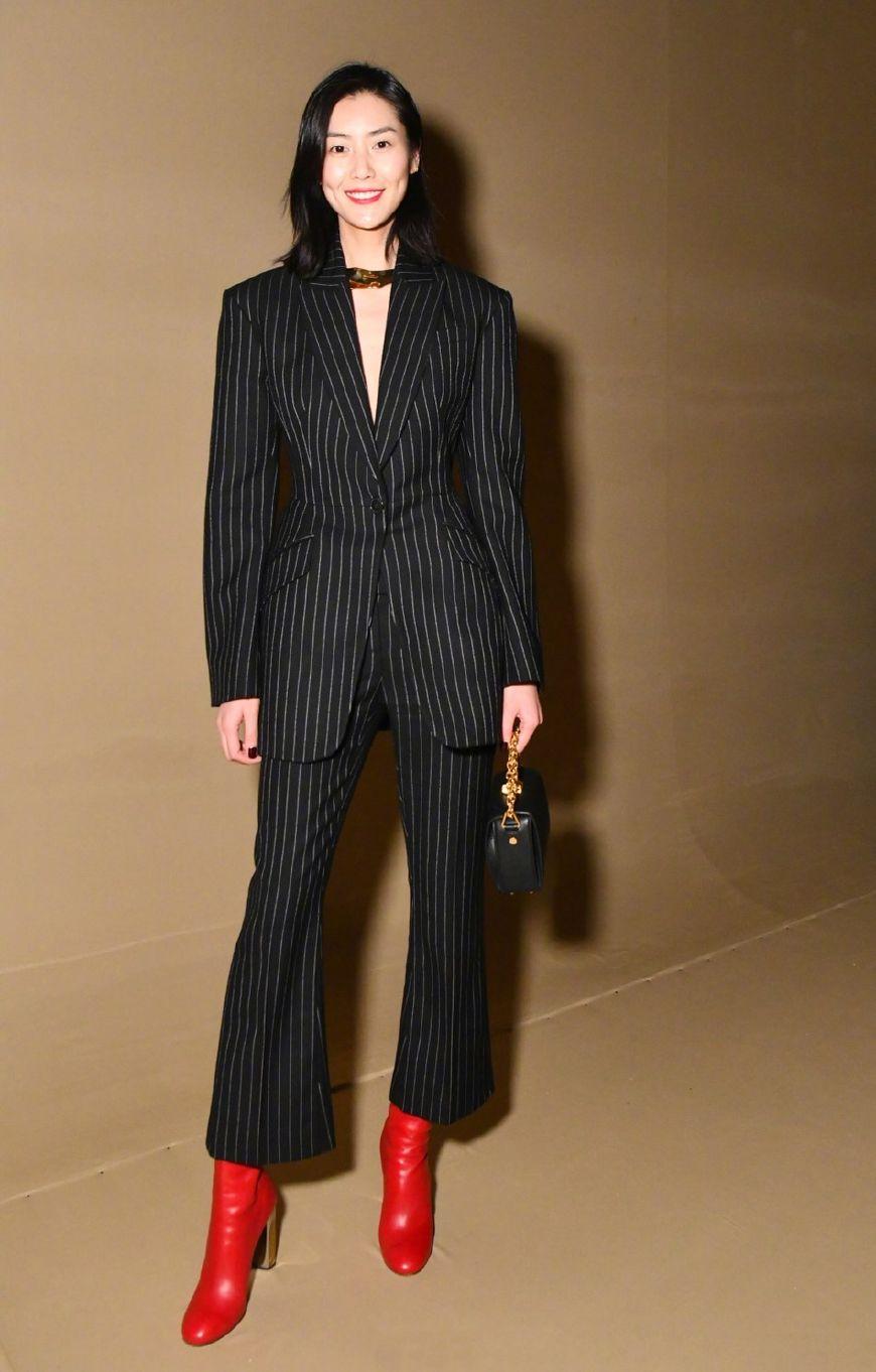 刘雯也太会穿了吧, 西装配红靴, 气场强了不止一点点!