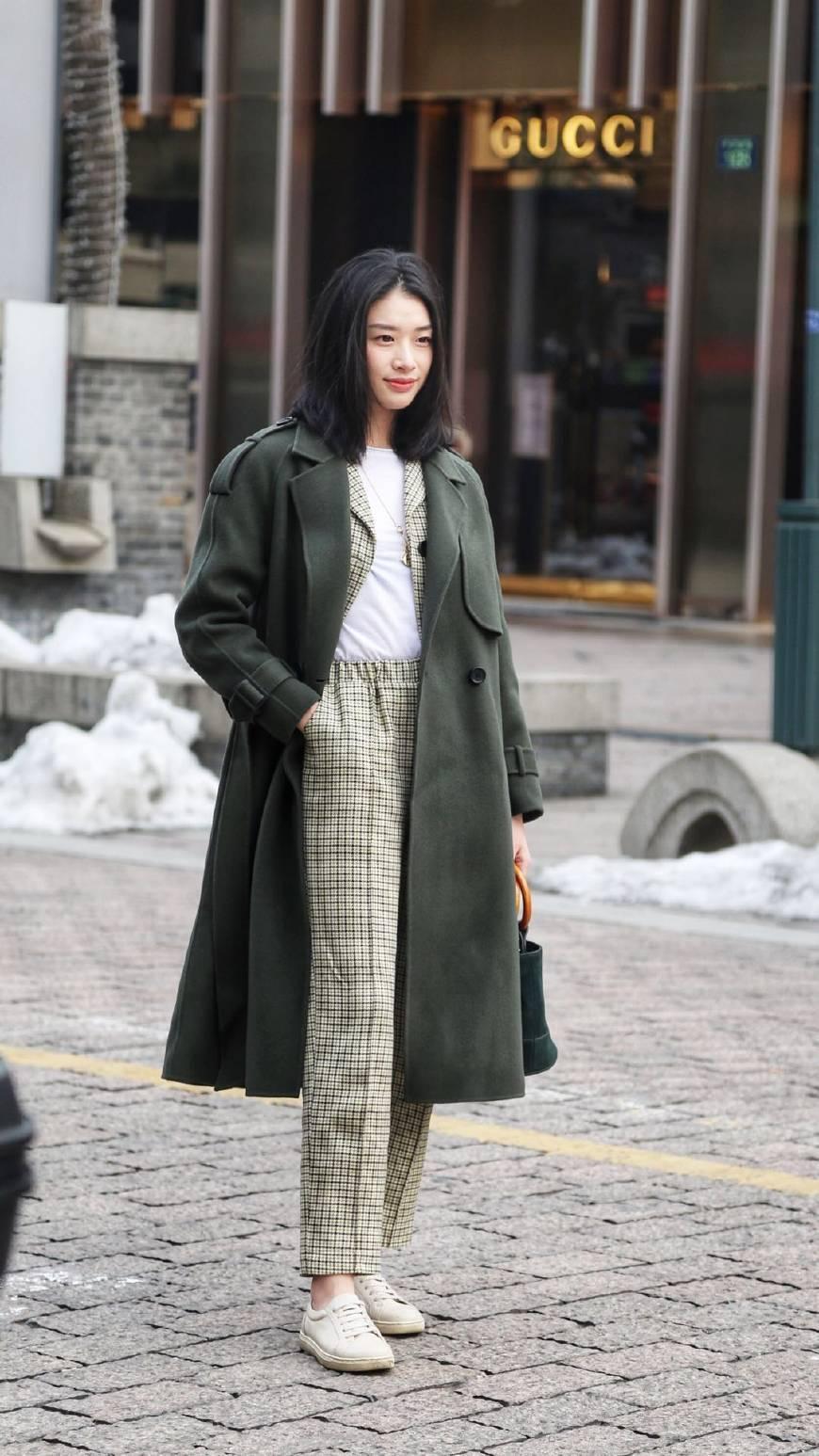 " 美女卡其绿大衣内搭格纹套衫,光着脚踝,最里面只有一件t恤,真是不怕