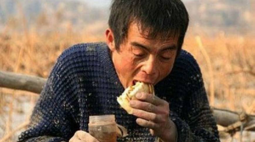 穷小子钻进下水道捡硬币,被富二代嘲笑,一年后富二代傻眼