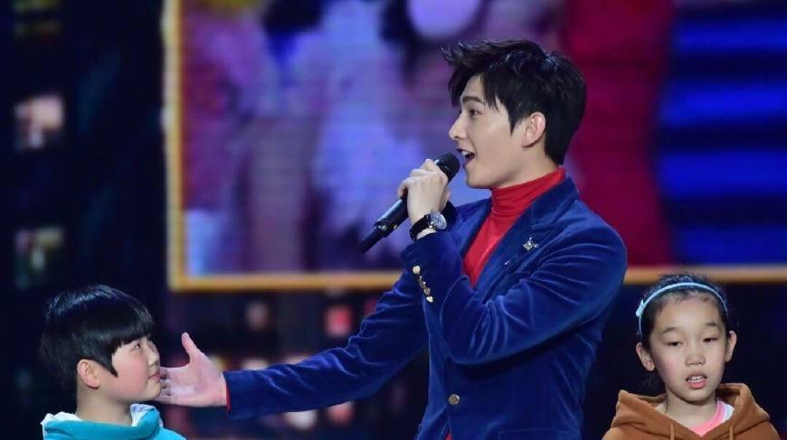 杨洋春晚后台演绎超萌哈士奇表情包,吐舌头做鬼脸害羞好乖好可爱