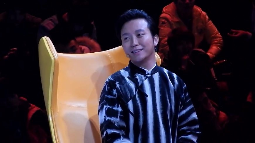 他就是李玉刚,国内最出名的反串歌手,在《星光大道》上面一开口就震惊