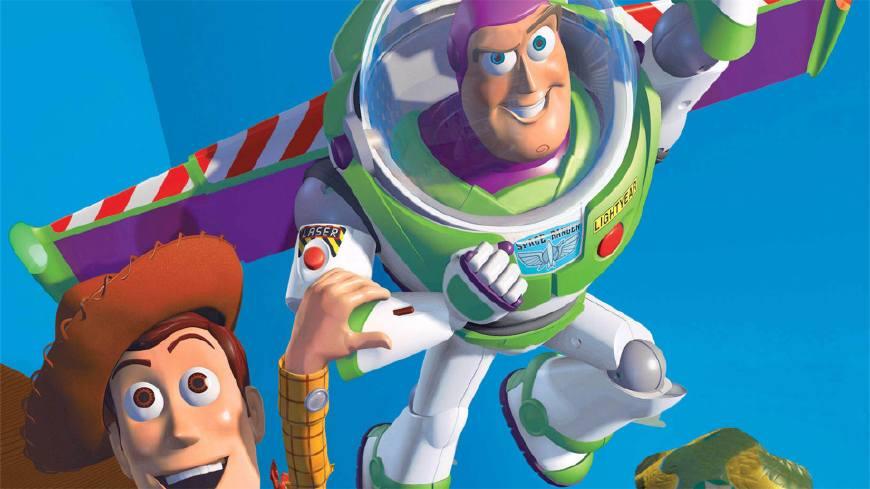 地上躺着一个玩具, 孩子看见都动心, 路过的大人都