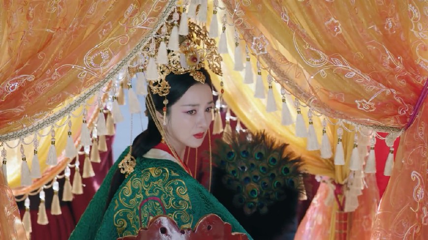 独孤天下 杨坚亲手将曼陀送上了花轿,曼陀回眸一顾情意绵绵