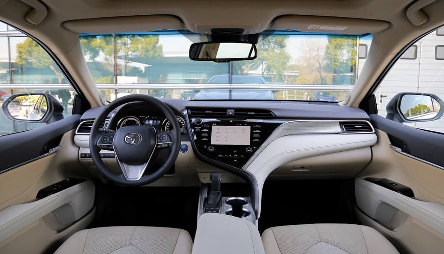 丰田这两款车,惊艳完美的内饰,动力性能也是数一数二