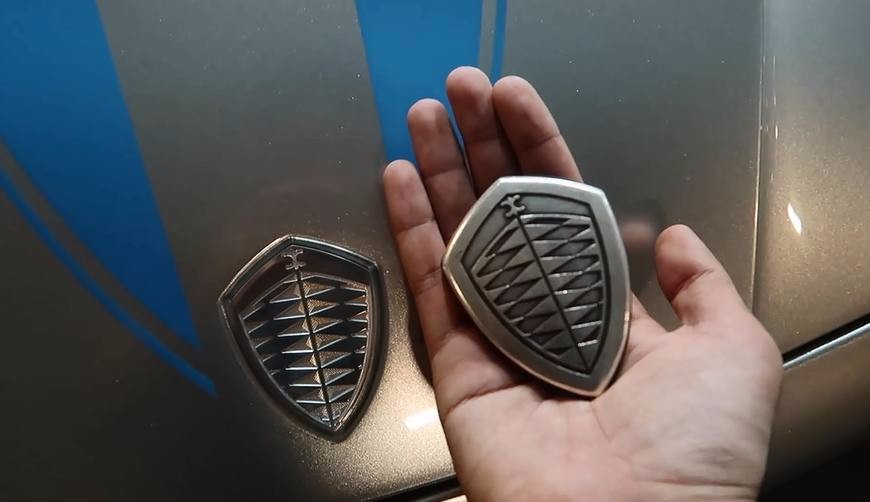 因为柯尼塞格的车钥匙跟车标志是一样的.