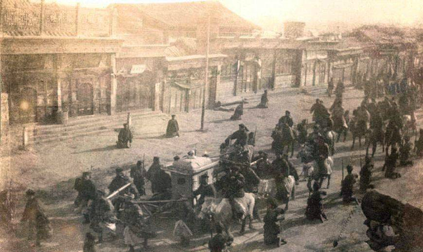 八国联军侵华后,慈禧便借口出巡为借口,逃离了紫禁城慈禧西逃,路上行