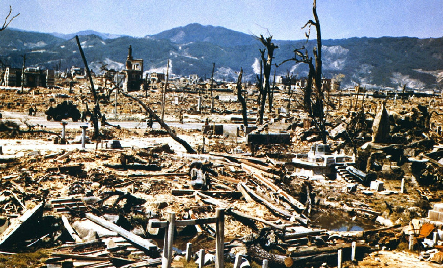 小男孩在日本广岛爆炸后,无数生命灰飞烟灭