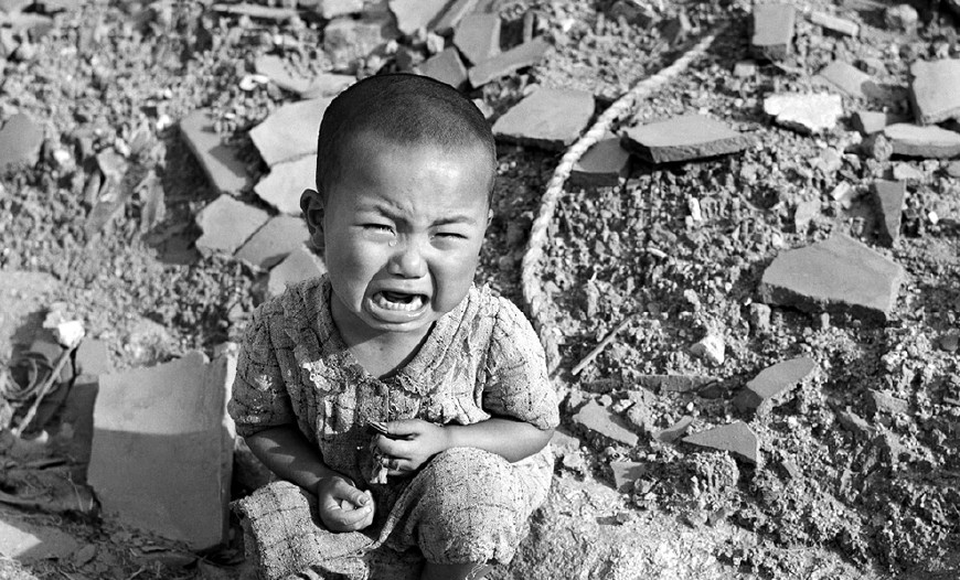 小男孩在日本广岛爆炸后,无数生命灰飞烟灭