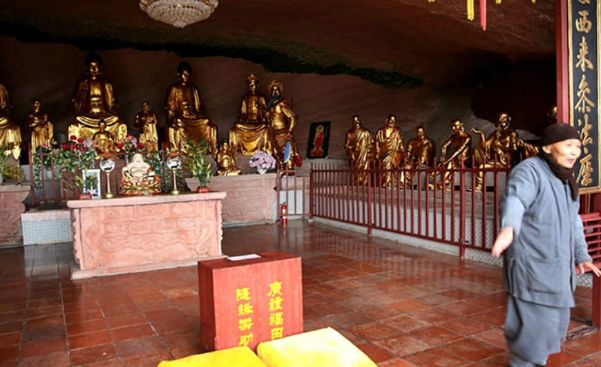 锦石岩寺的寺庙殿堂建筑依岩而建,殿前围着石栏,现有七佛殿,观音堂