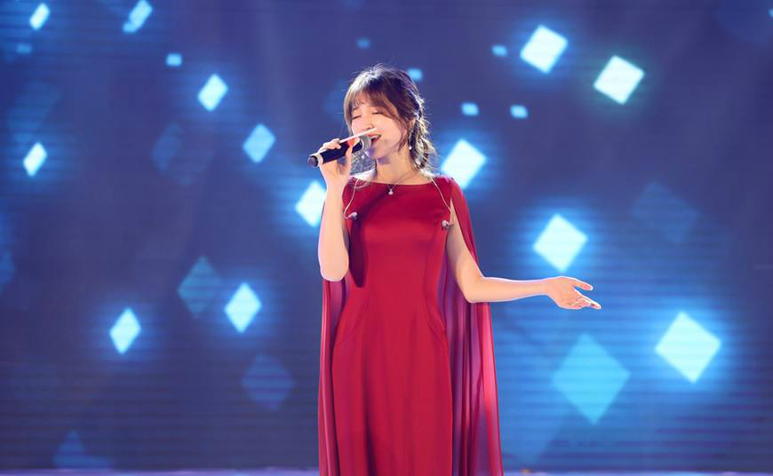 金莎红色礼服亮相活动人美歌甜气质出众