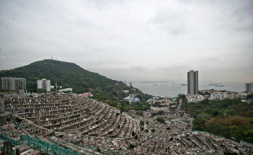 直击香港墓地山3万美元还要排队10年以后比香港房价还贵